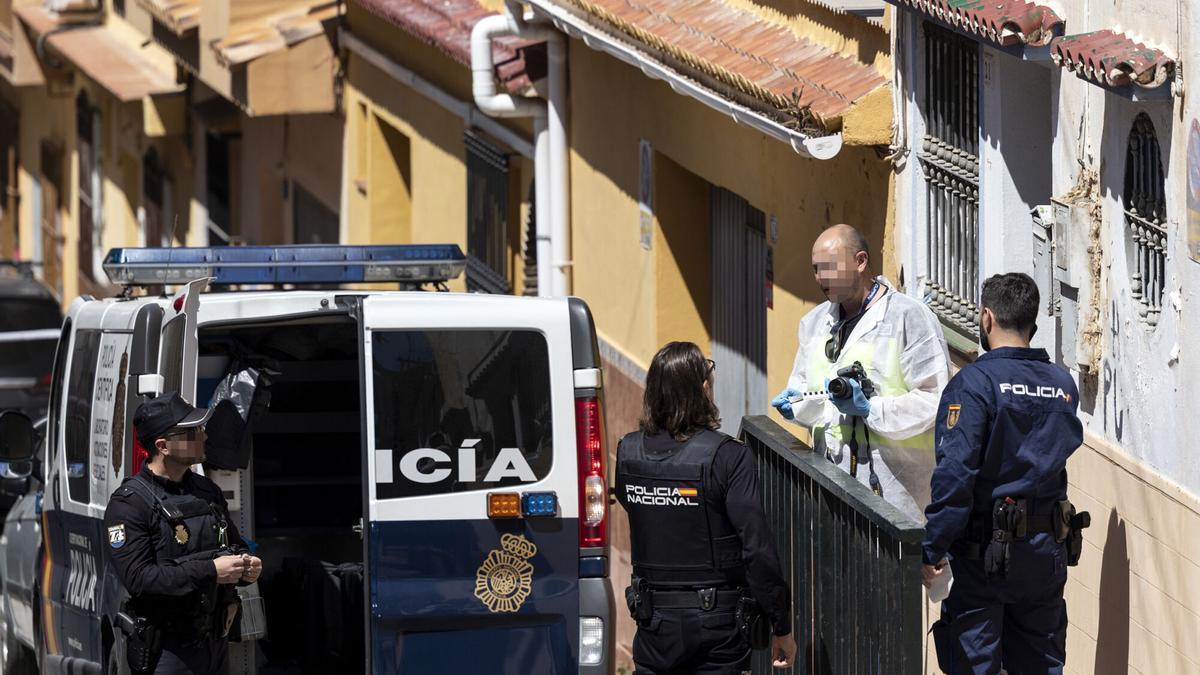 Varios miembros de la Policía Nacional salen de la vivienda donde se halló el cadáver desmembrado de la madre del detenido