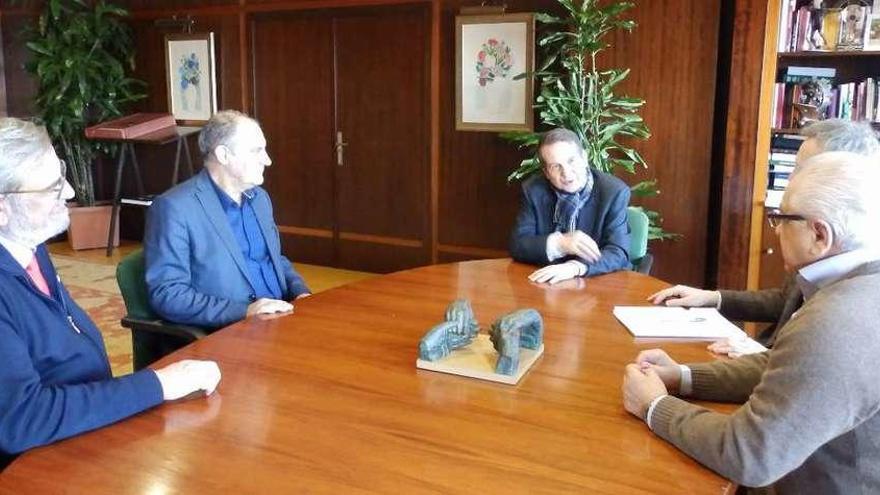 Santamaría Conde, Davila Alonso, Caballero y Carballo Couñago, durante la reunión. // FdV