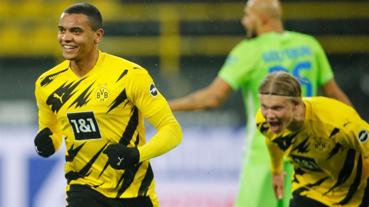 Akanji y Haaland celebran el gol del central del Dortmund.