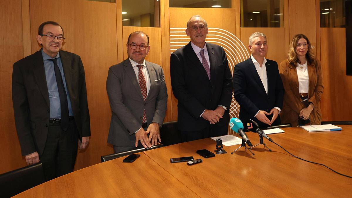 Reigosa y sus homólogos de Santiago y A Coruña, tras la reunión del grupo de trabajo de este lunes.