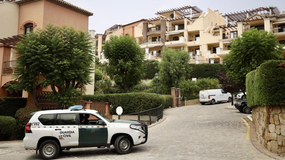 Urbanización de Los Arqueros y Las Jacarandas, en Benahavís, donde ha sido hallada una mujer de 45 años muerta con signos de violencia. La víctima presenta en principio un corte en el cuello por arma blanca