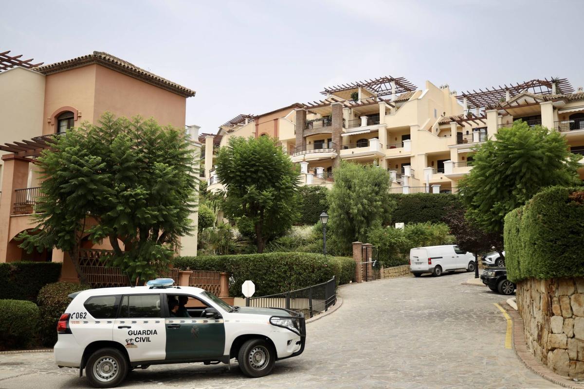 Urbanización de Los Arqueros y Las Jacarandas, en Benahavís, donde ha sido hallada una mujer de 45 años muerta con signos de violencia. La víctima presenta en principio un corte en el cuello por arma blanca