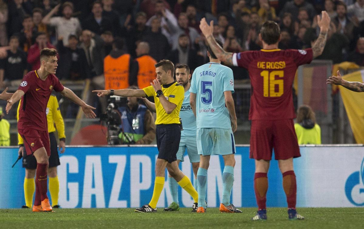 Turpin arbitra el AS Roma VS FC Barcelona.
