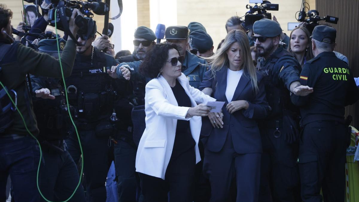 La llegada de Maribel Vilaplana al juzgado de Catarroja, rodeada por un aluvión de medios