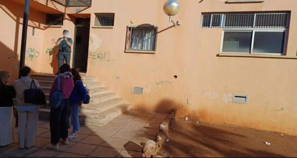 Edificio de viviendas en Cabo Blanco, en Arona, donde un padre mató a un hijo de 10 años en la madrugada de este viernes e hirió a su mujer y un guardia civil