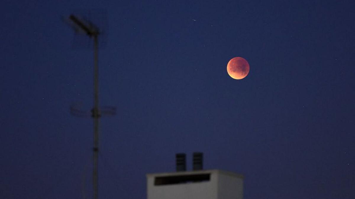 El eclipse de Luna sobre una casa en Espartinas, Sevilla.   | // JULIO MUÑOZ