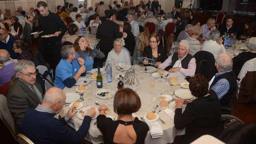 La comida solidaria fue el Liceo Casino de Pontevedra. // R.Vázquez