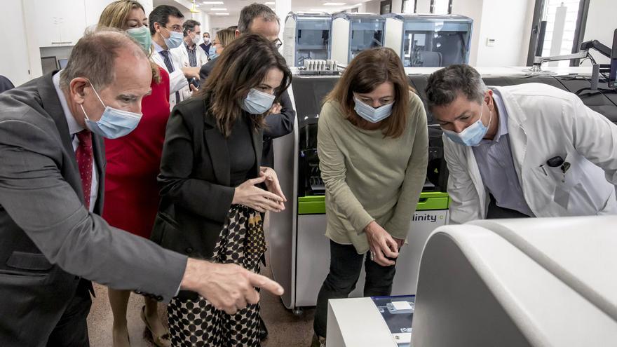 Armengol visita el nuevo laboratorio de microbiología del hospital de Son Llàtzer