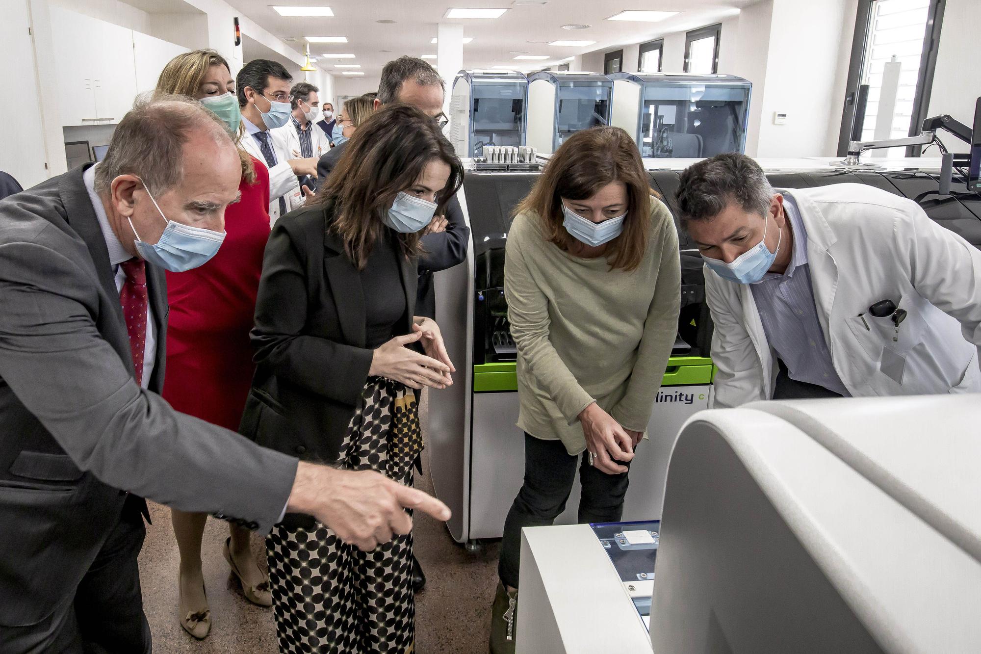 Armengol visita el nuevo laboratorio de microbiología del hospital de Son Llàtzer