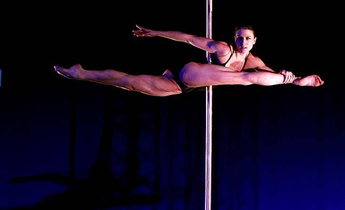 La italiana Julia Piolanti realitza un ball de barra durant el Campionat Internacional de barra a Tòquio (Japó).