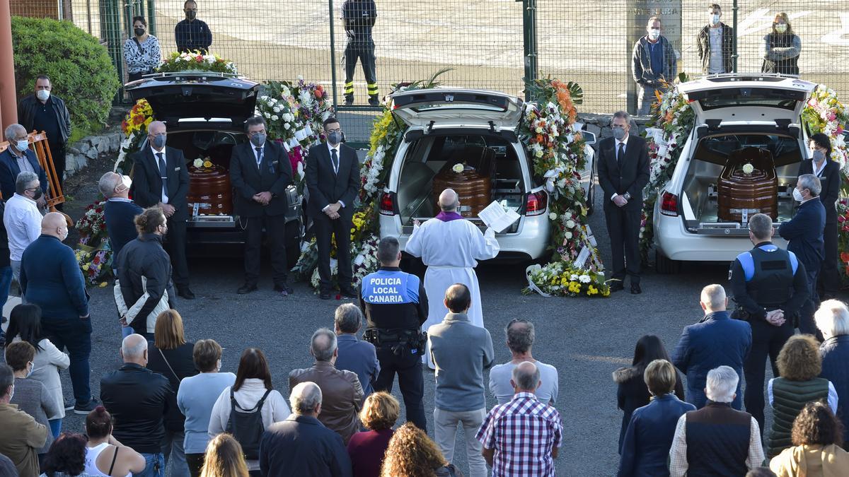 Emotiva despedida en Artenara al padre y las hijas fallecidas en el accidente de Pinos de Gáldar