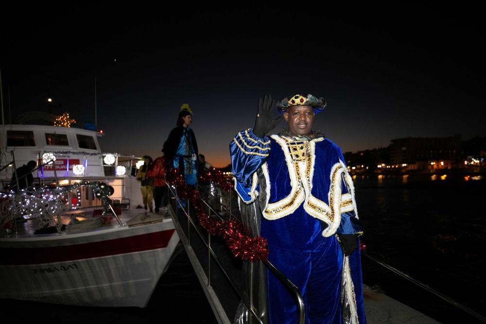 Los Reyes Magos, escoltados por pajes reales y bailarinas, reparten entre el público 800 kilos de caramelos y gominolas