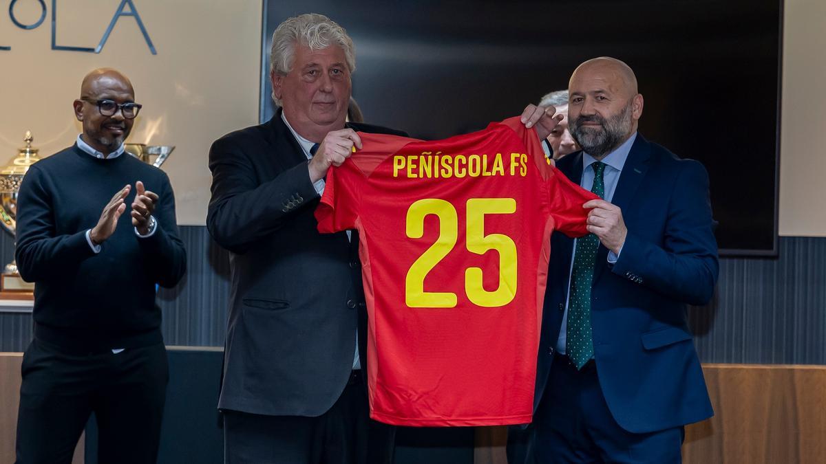 Manuel Sierra, con una camiseta de la selección española con el número 25, los años del Peñíscola FS.