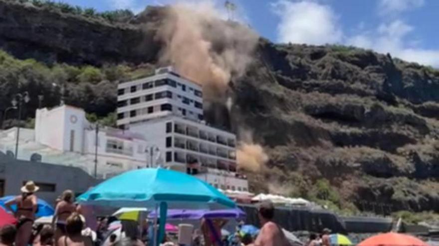 Un derrumbe de la ladera sorprende a los bañistas de una playa de Tenerife