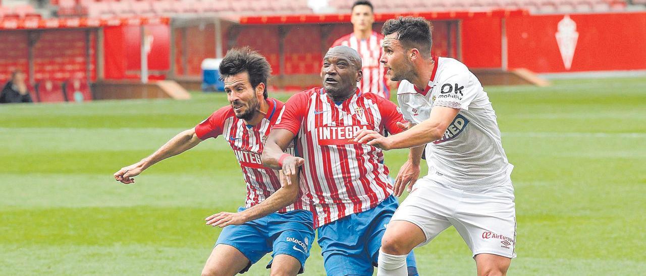 Álvaro Giménez se adelanta a Babin durante el partido ayer en el Molinón.