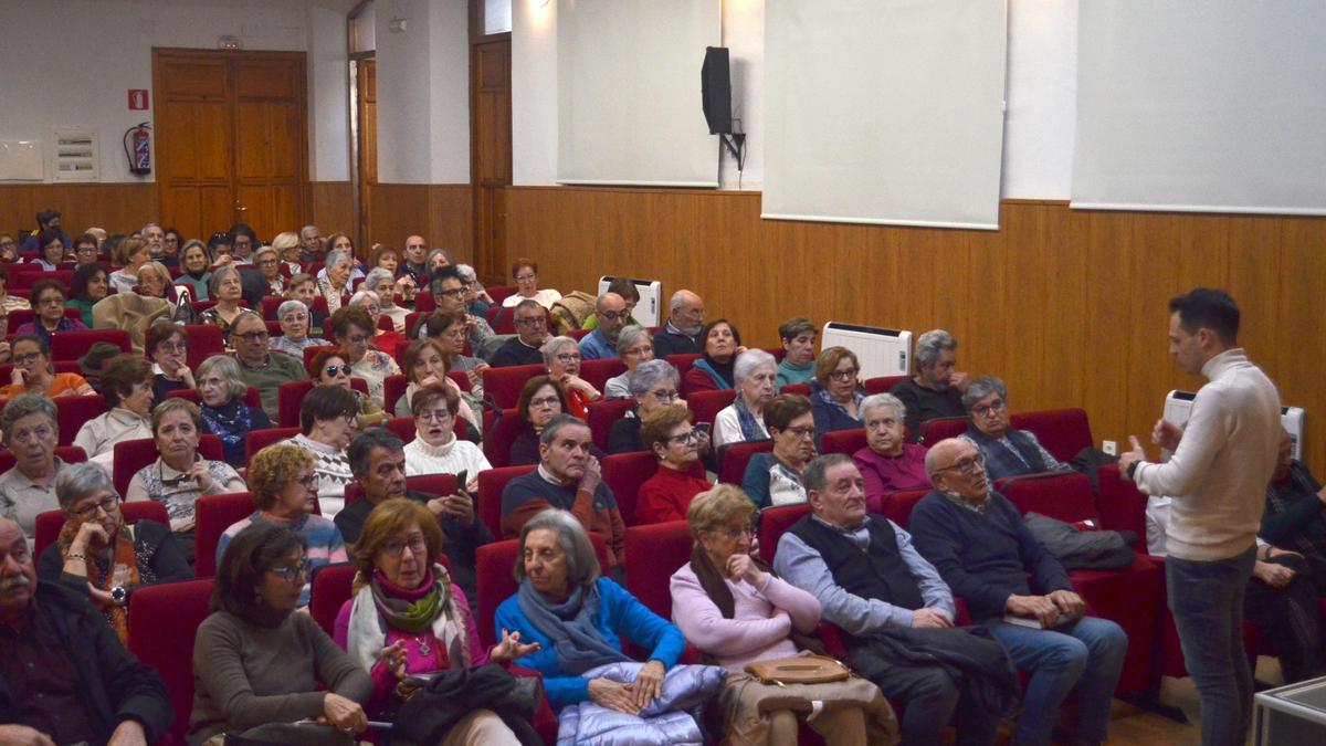 El director de la UNEX hablando con algunos de los alumnos el pasado curso.