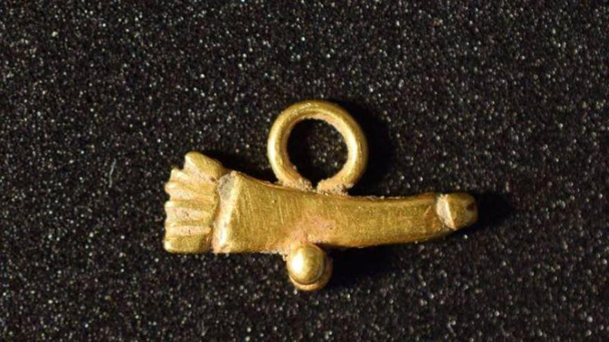 Hallado un amuleto fálico de oro en la excavación de Los Bañales