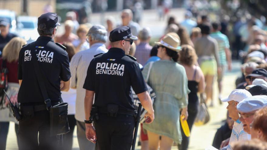 Policías, vigilando la zona de Poniente