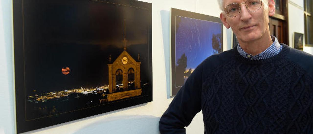 Bernard Doughty, en la exposición junto a una foto de la iglesia de Firgas.