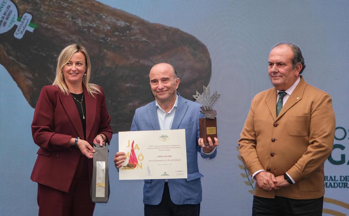 Pedro Gallego, director de Sierra Extremeña, recoge el premio de manos de Blanca Martín y Urbano Caballo.