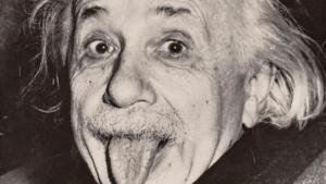 Albert Einstein saca la lengua, en 1951. 