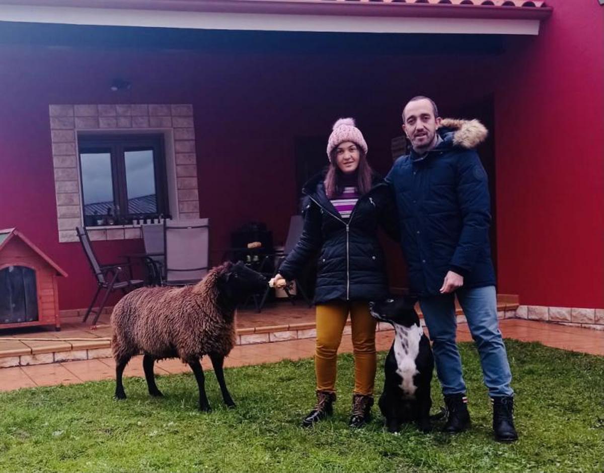 Sobre estas líneas, Rocío Quintana y Miguel Cervantes con sus mascotas: la oveja “Sidra” y el perro “Peñón”. A la izquierda, Iván González y Edén Córdoba con sus hijos Mateo y Sofía.