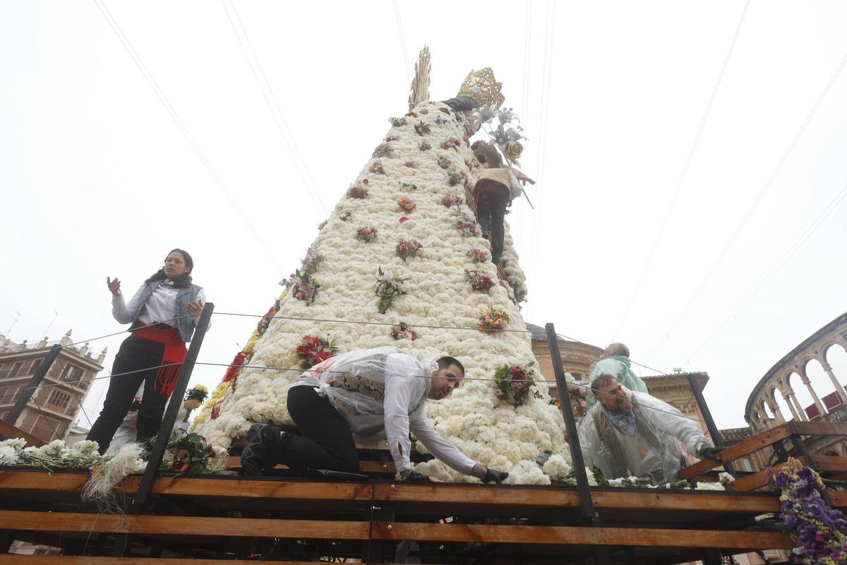 Los vestidores de la Virgen se afanan en terminar el manto de la Mare de Deu este año homenaje a las víctimas de la dana