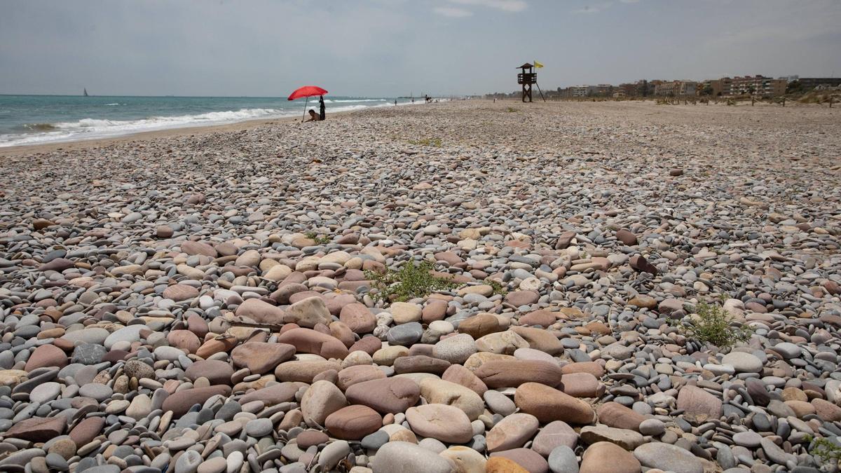 Playa de Corinto con piedras, este verano.