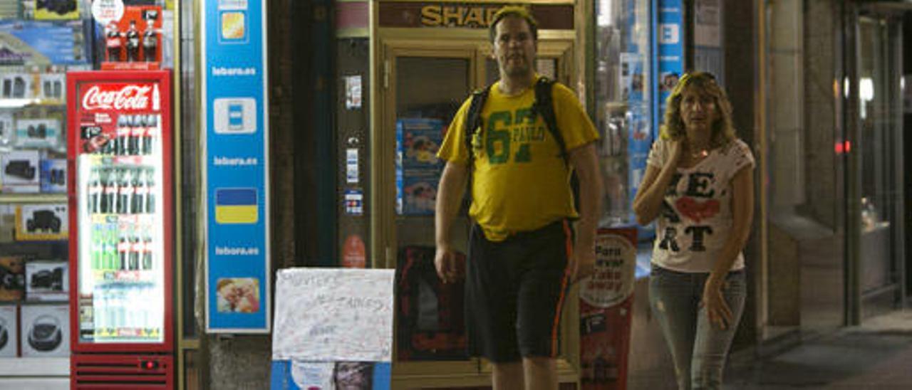 Turistas de compras, ayer, en la zona del Parque de Santa Catalina, en Las Palmas de Gran Canaria.