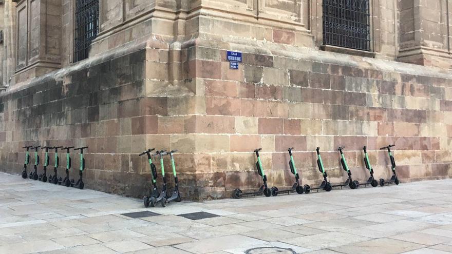 Una de las fotos adjuntadas en el escrito, con numerosos patinetes aparcados junto a la Catedral.