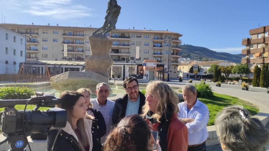 El parlamentario Guzmán Ahumada, en una reunión con la plataforma de vecinos El Sur del Torcal.