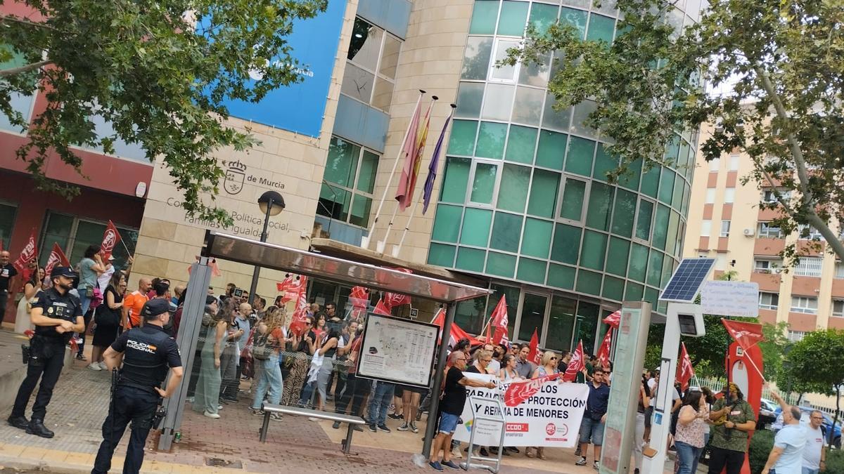 Decenas de empleados del sector de menores protesta frente a Política Social