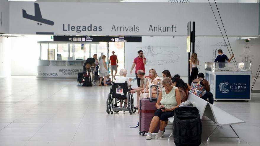 El Aeropuerto de Corvera sigue de 'fiesta' y cierra el primer semestre del año con 445.000 pasajeros
