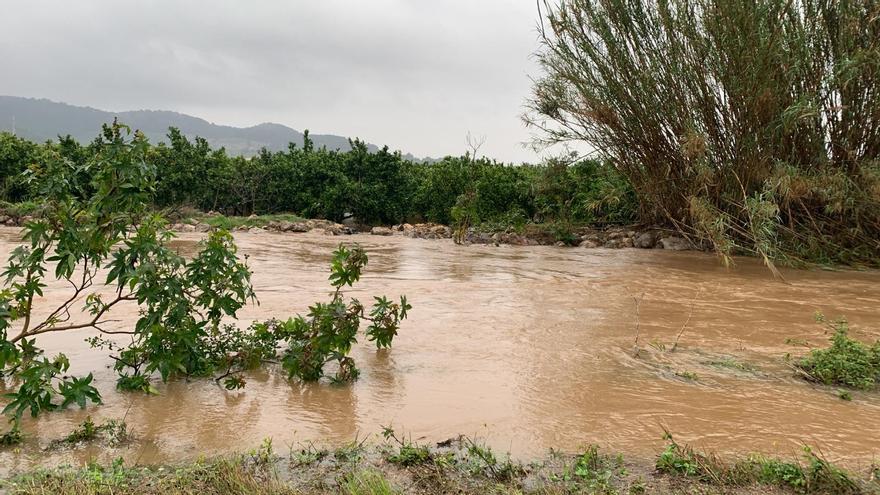 Las lluvias desbordan el río Vaca en Simat y dejan desprendimientos en carreteras