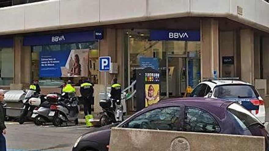 Aldarulls en una sucursal bancària