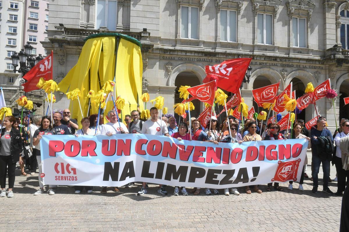 Protesta de trabajadoras del sector de la limpieza en la provincia de A ...