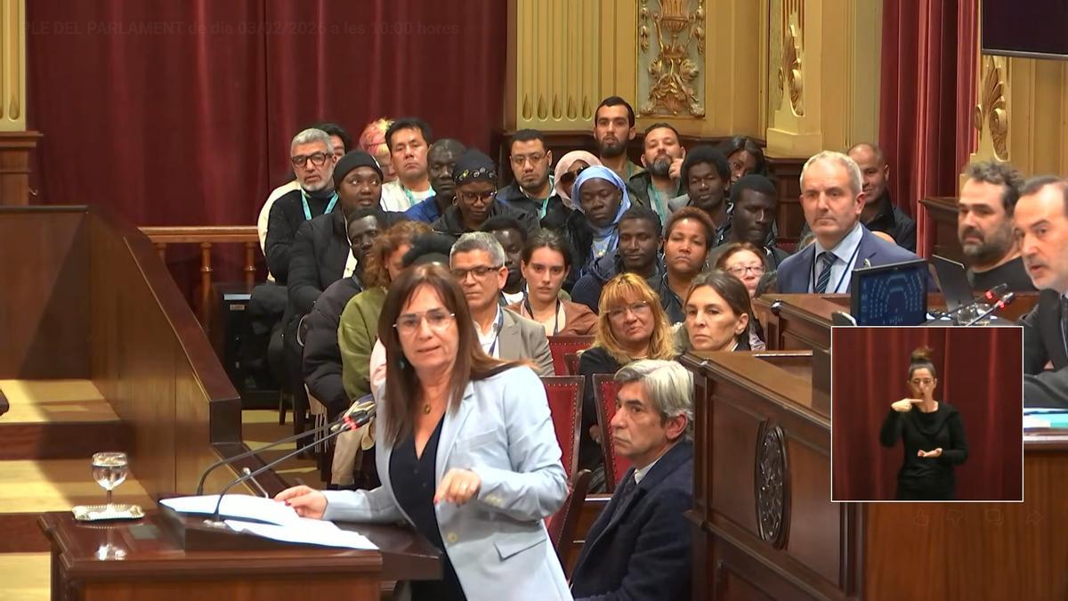 Manuela Cañadas, durante su intervención, ante la mirada de Le Senne y varios inmigrantes invitados por el PSOE al debate.