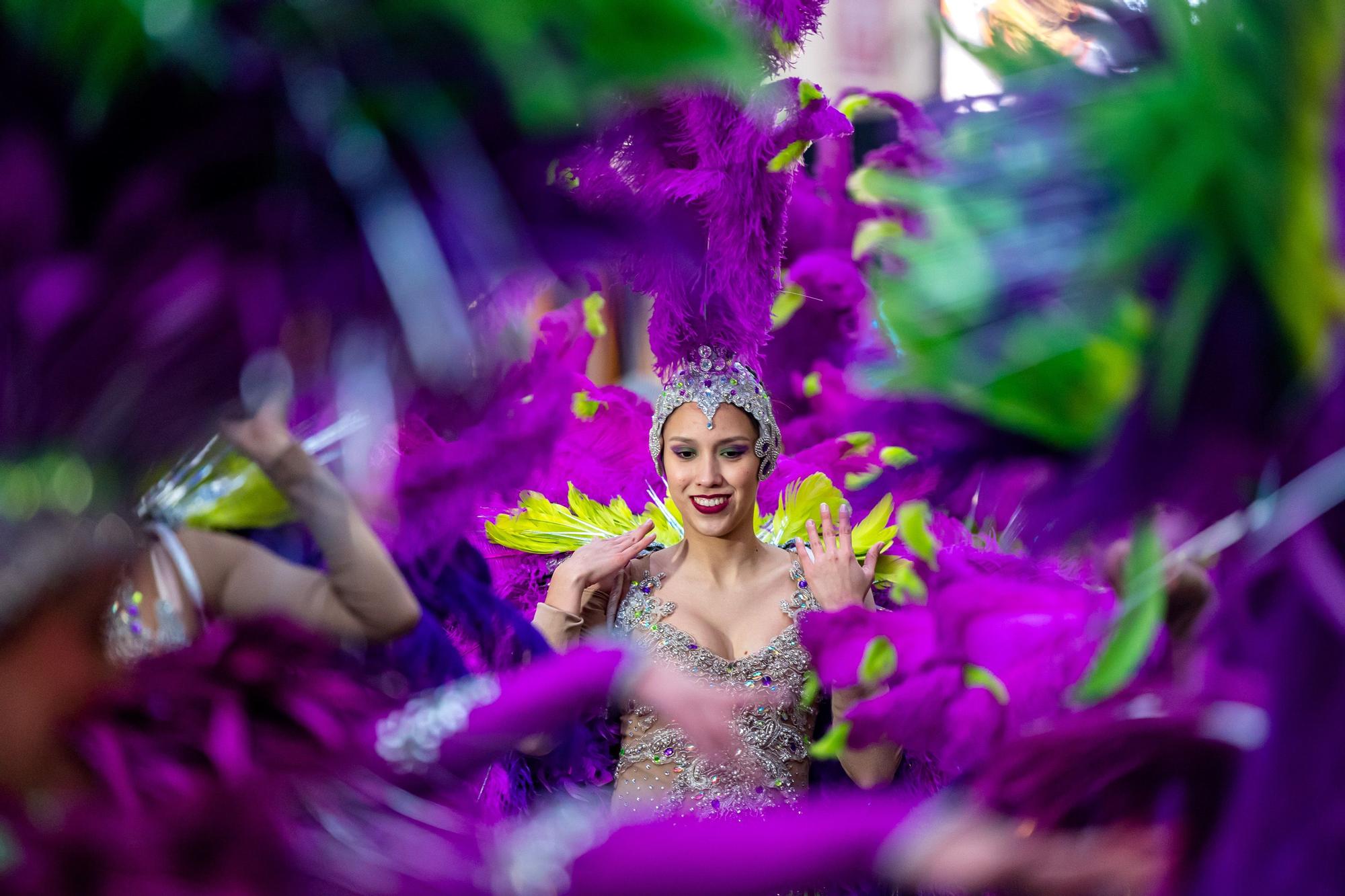 El Carnaval de Torrevieja desfila en el centro de Madrid con motivo de Fitur