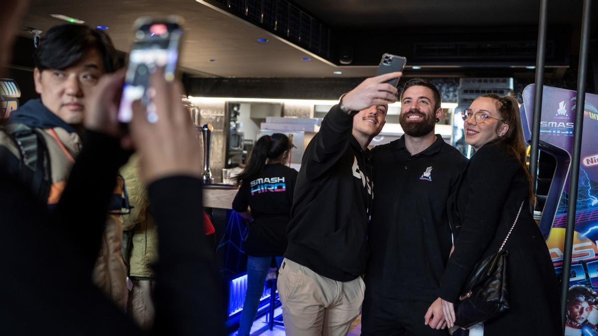 El youtuber se hace una foto con dos clientes que han venido de Huelva.