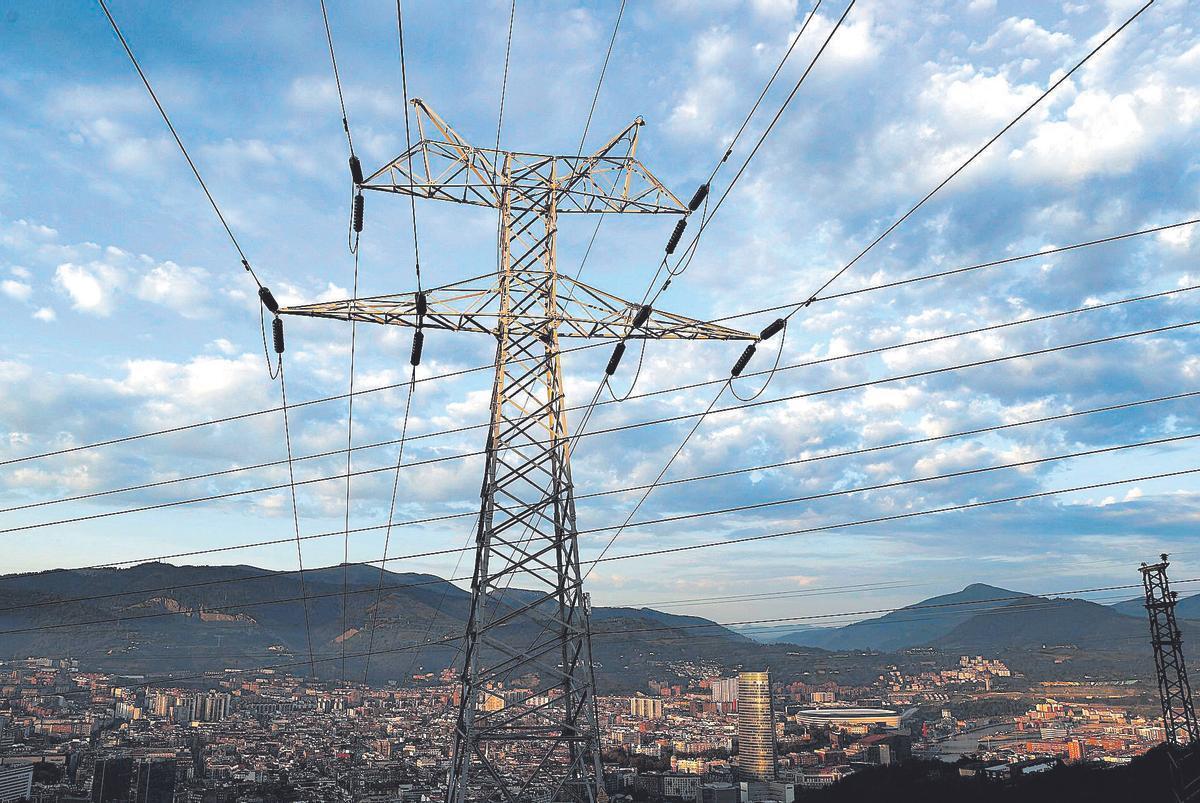 Una torre de transporte de energía perteneciente a red eléctrica, con la ciudad de Bilbao al fondo.
