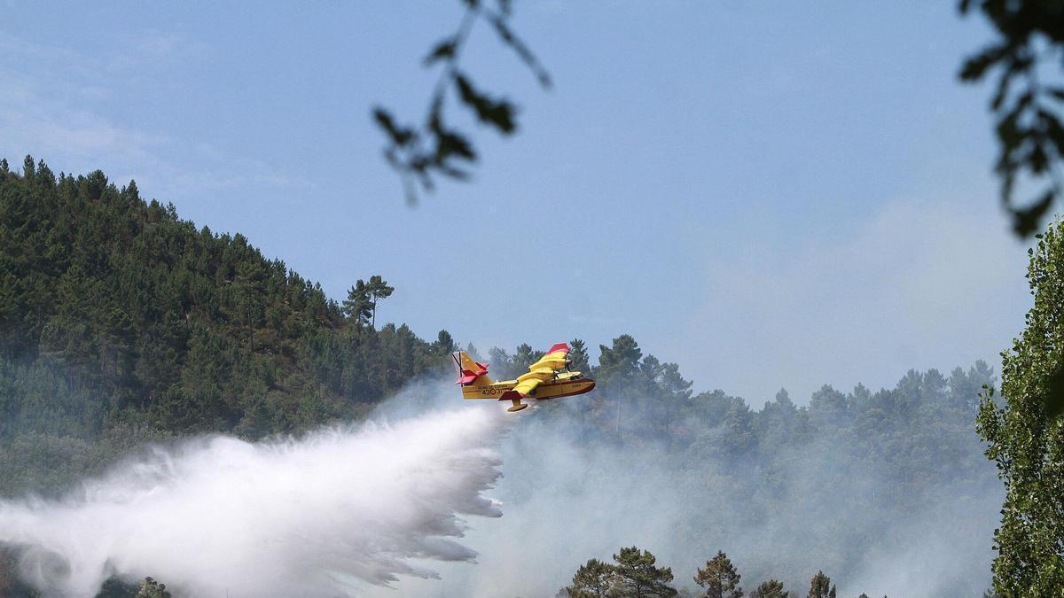 Un avión FOCA del Ministerio para la Transición Ecológica en el incendio de Untes.