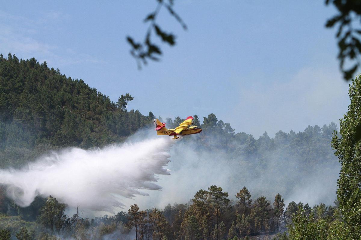 Un avión FOCA del Ministerio para la Transición Ecológica en el incendio de Untes.