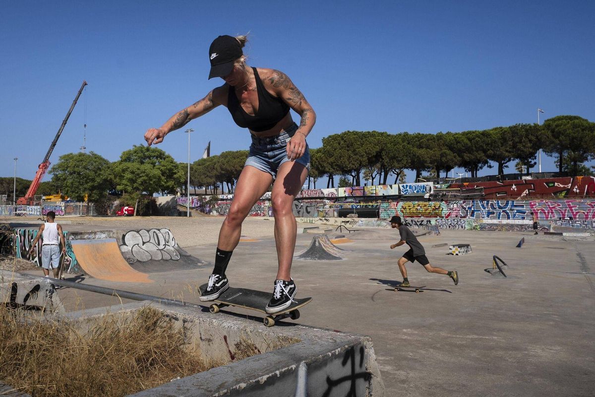Barcelona 10/07/2025 Vista de un antiguo lago piscina del Parque del Poblenou que fue secado hace años y que ahora se usa como skatepark autoconstruido por los skaters Fotografía de Ferran Nadeu