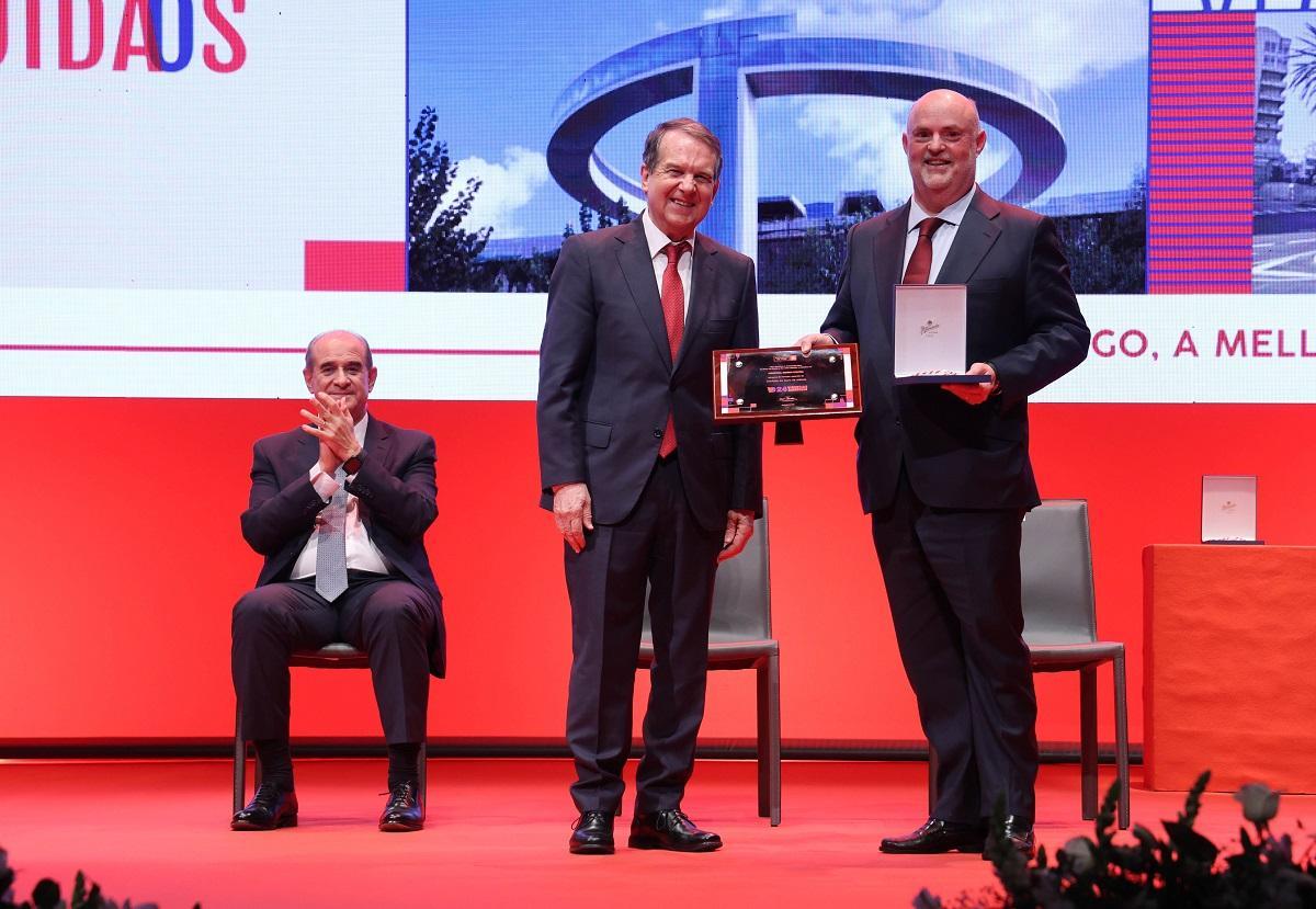Caballero entrega la Medalla de Oro a Ángel Martín Jove, jefe de Urgencias de Povisa.