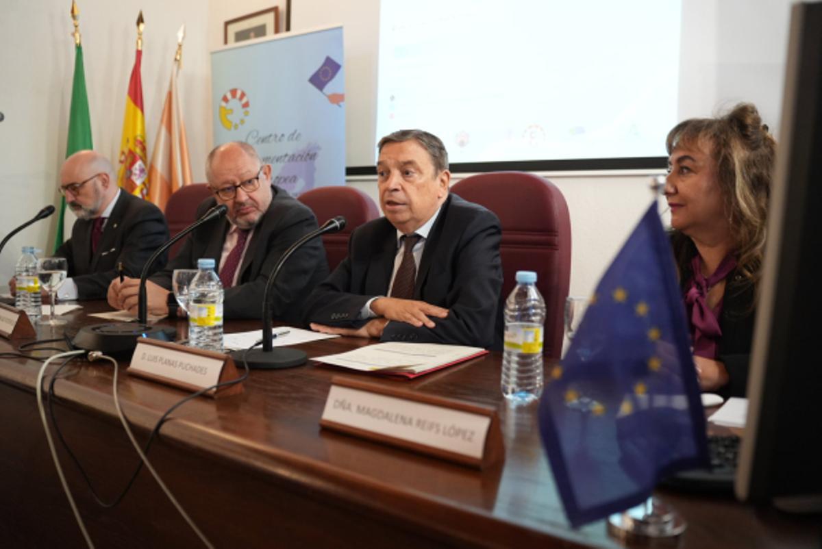 El ministro Planas durante su intervención en la Universidad de Córdoba