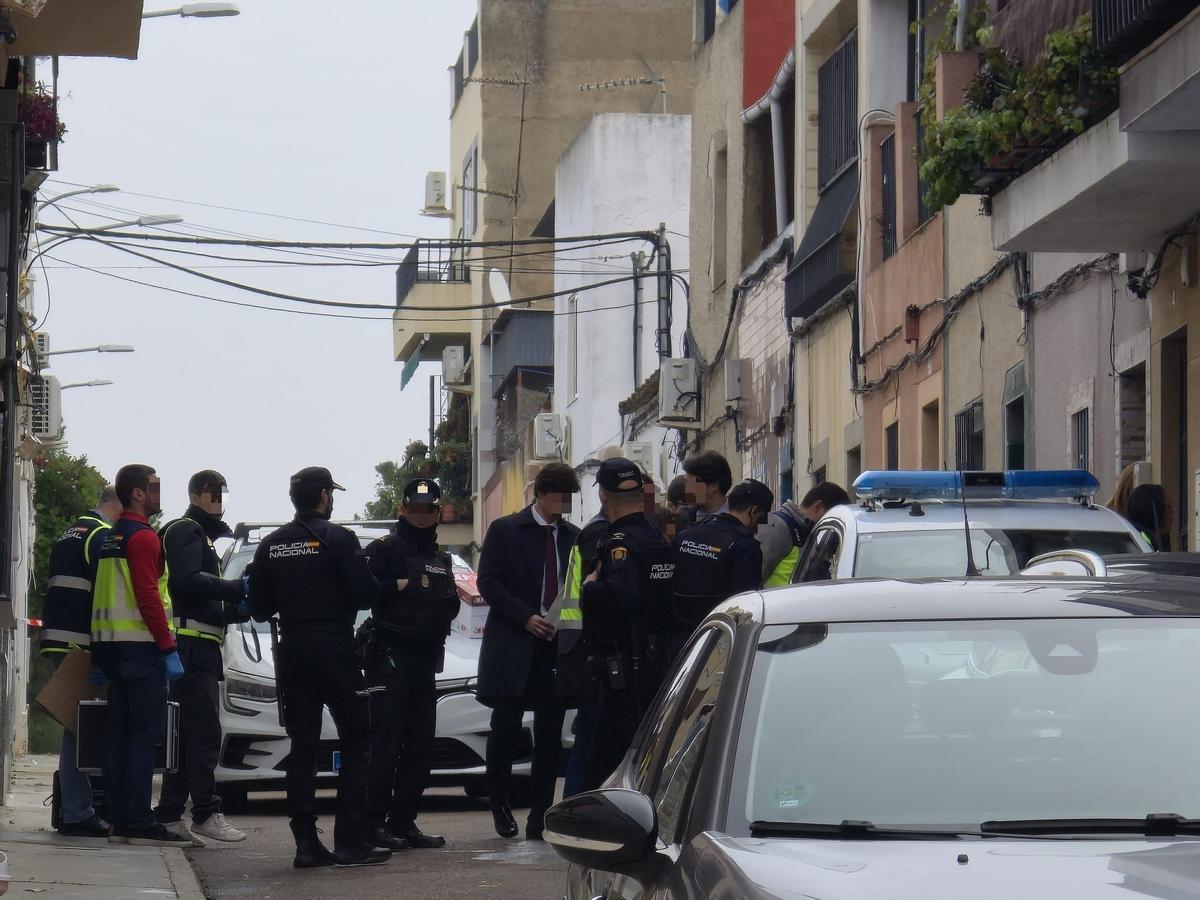 Despliegue policial en Cerro de Reyes durante el registro domiciliario.