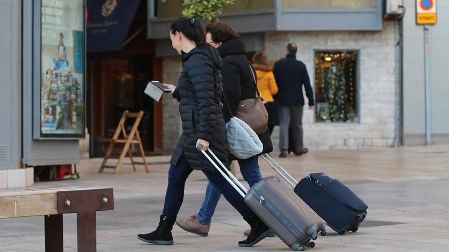 Turistas con sus maletas en Málaga.