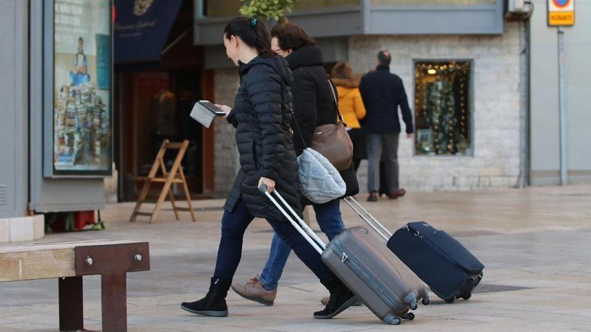 Turistas con sus maletas en Málaga.