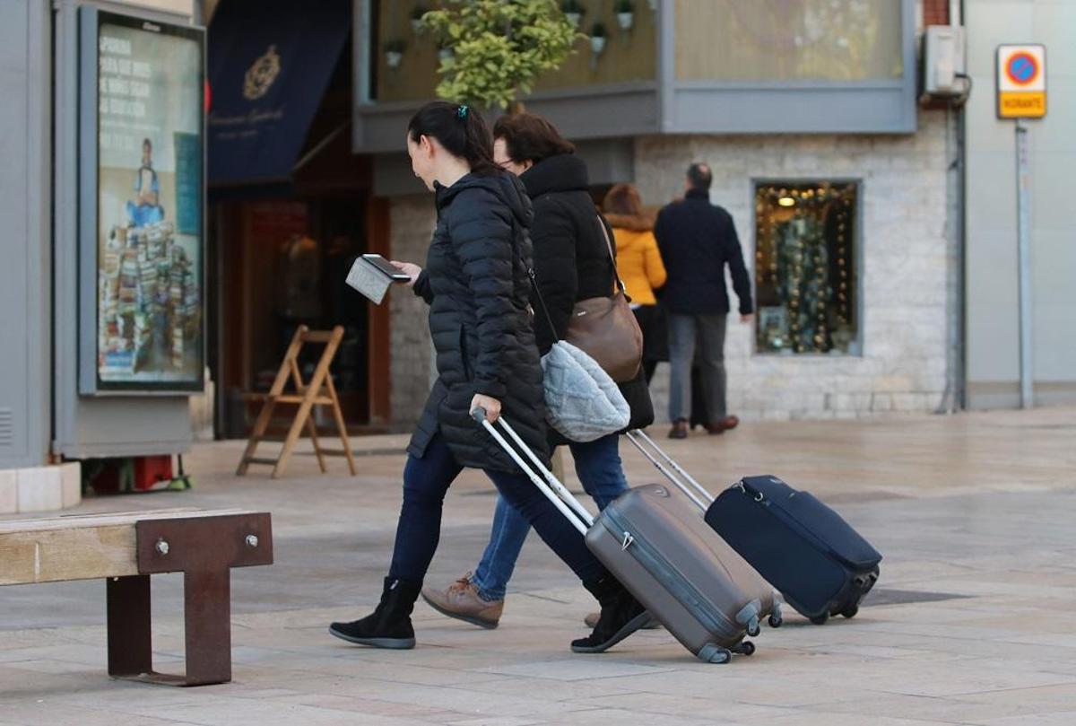 Turistas con sus maletas en Málaga.