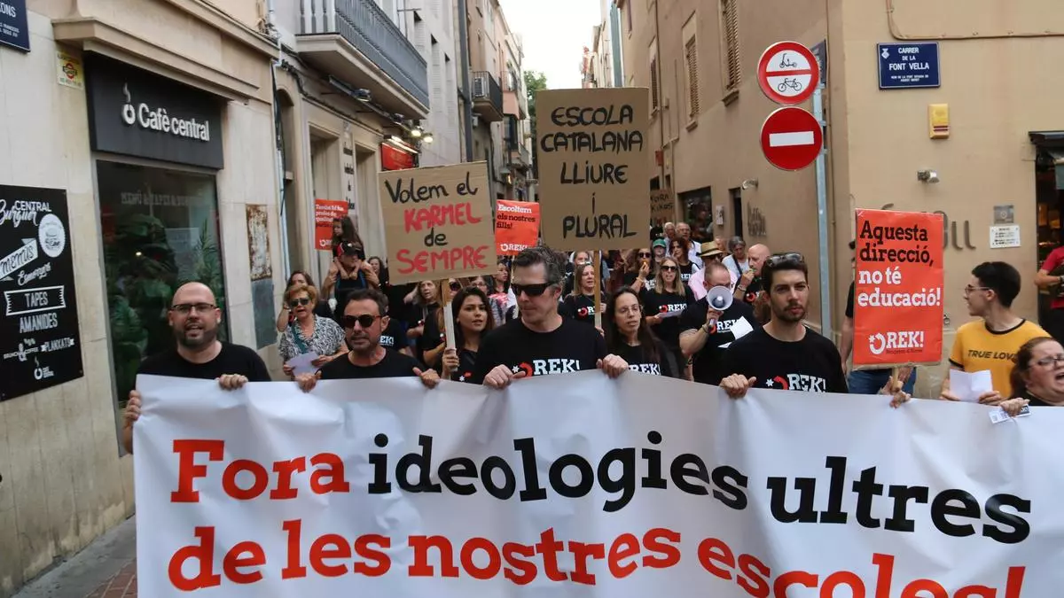 Familias del colegio Mare de Déu del Carme de Terrassa protestan contra el “giro radical” de la nueva dirección